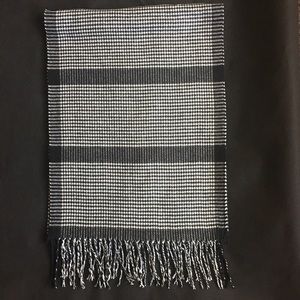 NWOT 100% Cashmere Houndstooth Scarf
